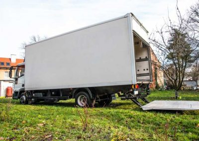 samochód firmy przeprowadzkowej u nikosia