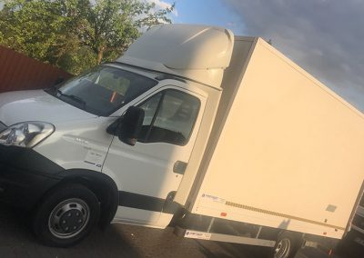 samochód do transportu mebli